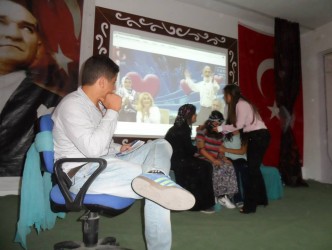 ÖĞRENCİLER İNGİLİZCE TİYATRO OYNADILAR