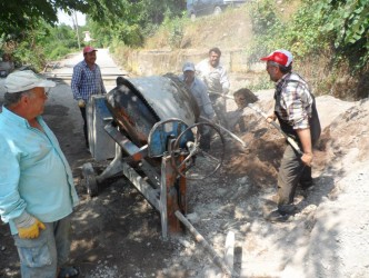 ORTACI KÖYÜNDE EMEKLİ VATANDAŞLAR KÖY İŞLERİNDE ÇALIŞIYOR