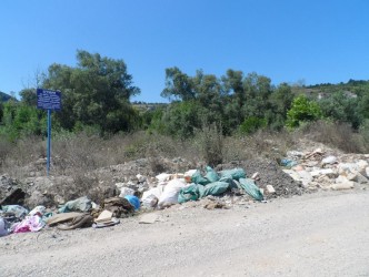 YASAK TABELASINA RAĞMEN ÇÖP DÖKÜLÜYOR