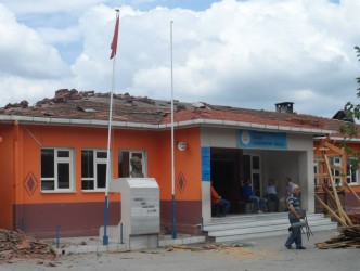 MÜTEAHİTİN YAPTIĞINI KÖYLÜLER ONARILIYOR