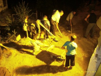 KÖY HALKI ELBİRLİĞİ İLE GECE MESAİSİ YAPIYORLAR
