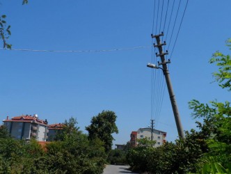 DİREKLER TEHLİKE YARATIYOR
