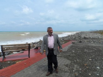 PARKTAKİ TAŞLAR TEMİZLENDİ