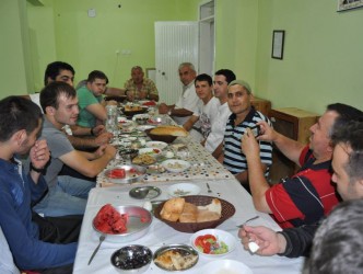 SAHUR YEMEĞİNİ CAMİDE YEDİLER