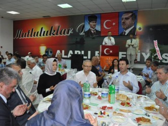 ALAPLI AK PARTİDEN İFTAR YEMEĞİ
