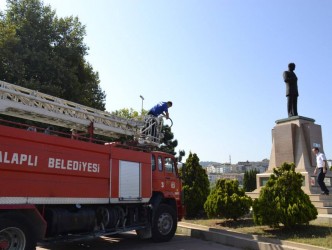 ATATÜRK HEYKELİ TEMİZLENDİ