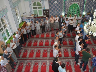 BAYRAMLAŞMAYI CAMİDEN ÇIKMADAN YAPIYORLAR