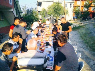 AHİLER DÜRGELLİ MAHALLESİ BAYRAMDA TOPLU KAHVATI YAPTI