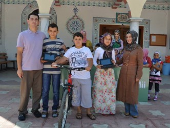 YAZ KURAN KURSUNDA BAŞARILI ÖĞRENCİLERE TABLET BİLGİSAYAR