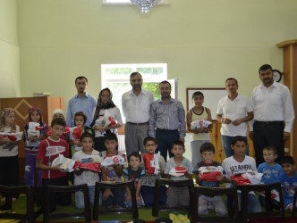KURAN KURSUNA GİDEN ÖĞRENCİLERE HEDİYE