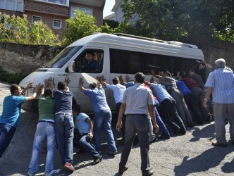 MİNİBÜSÜ DEVRİLMEKTEN VATANDAŞLAR KURTARDI