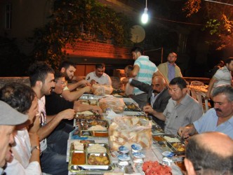 MOLLABEY CAMİSİNDE SAHUR YEMEĞİ VERİLDİ