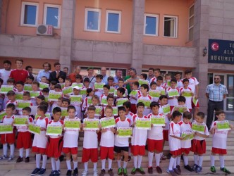 YAZ FUTBOL OKULU SERTİFİKALARI VERİLDİ