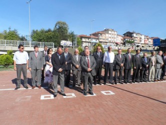 İLKÖĞRETİM HAFTASI NEDENİYLE ÇELENK KOYDULAR