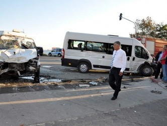 İŞÇİ SERVİSİ KAZA YAPTI 16 KİŞİ YARALANDI