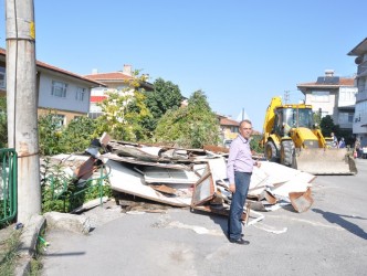 ATIL DURUMDAKİ DÜKKANLAR YIKILIYOR