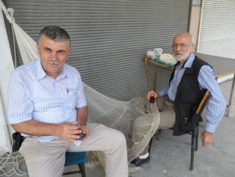 90 YAŞINDAKİ ADAM BALIK AĞI ÖRMEYE DEVAM EDİYOR