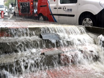ALAPLI’DA SAĞANAK YAĞMUR ETKİLİ OLDU