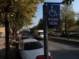 ENGELİLER  PARK YERİ İÇİN  ÇÖZÜM BEKLİYOR