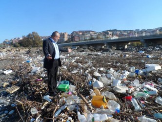 ALAPLI’DA SAHİLLER EVSEL ATIK DOLDU