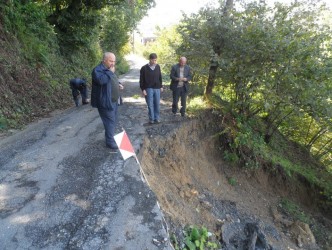 BÖLÜCEK KÖYÜNDE YOL ÇÖKTÜ