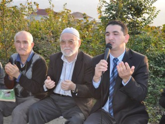 KURBAN ARİFESİNDE MEZARLIKTA DUA