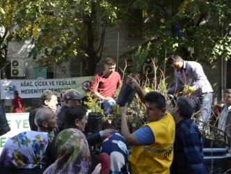 ORMANCILAR BAYRAM ARİFESİ FİDAN DAĞITTI