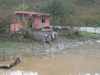 SARIKADI’DA 2 AİLE MAHSUR KALDI