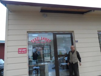 KAFASINA KARTONPİYER DÜŞTÜ