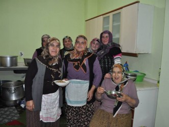 ÇAMLIBEL KÖYÜNDE KÖY KADINLARI AŞURE DÜZENLEDİ