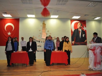 ÖĞRETMENLER GÜNÜ YAPILAN PROGRAMLA KUTLANDI