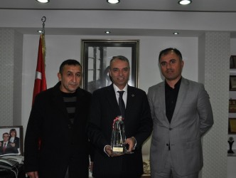 ÇİMENOĞLU’NA MADENCİ HEYKELİ HEDİYE ETTİLER