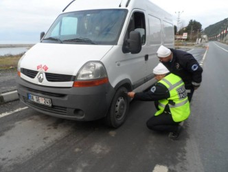 TRAFİK EKİPLERİ KIŞ LASTİĞİ DENETİMİ YAPIYOR