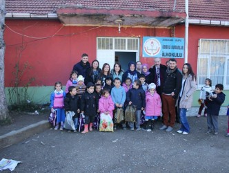 ÜNİVERSİTELİ ÖĞRECİLERDEN KÜÇÜK ÖĞRENCİLERE GİYİM YARDIMI