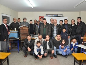 HALK EĞİTİM ARICI YETİŞTİRİYOR