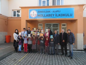 ÜNİVERSİTE ÖĞRENCİLERİ İLKOKUL ÖĞRENCİLERİNE KİTAP BAĞIŞLADI