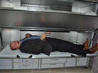 İMAM ÖLÜ TAKLİDİ YAPTI.  KLİMALI TABUTA GİRDİ