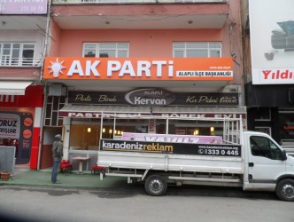 AK PARTİ İLÇE TEŞKİLATI YENİ YERİNE TAŞINIYOR