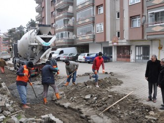 MAHALLE ARASINDA BOZULAN YOLLAR ONARILIYOR