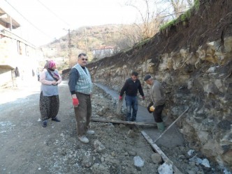 BU KÖYDE, KÖY İŞLERİNDE GENÇ İHTİYAR ÇALIŞIYOR