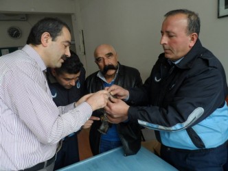 YARALI DOĞANI TEDAVİ İÇİN BELEDİYE VETERİNERİNE GÖTÜRDÜ