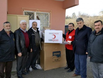 KIZILAY’DAN EVİ YANAN AİLEYE YARDIM
