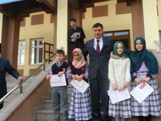 ÖĞRENCİLER KARNE SEVİNCİ YAŞADI