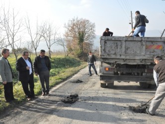 BOZULAN KÖY YOLLARINA ROTMİKS DÖKÜLÜYOR..