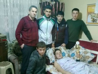 BURUK SEVİNÇ YAŞADILAR KUPAYI HEDİYE ETTİLER