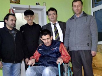 TEKERLEKLİ SANDALYESİNE 25 YIL SONRA KAVUŞTU