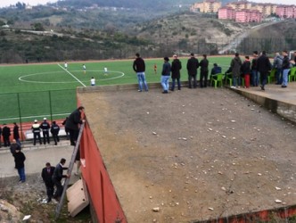 FUTBOL MAÇINI İZLEMEK İÇİN ÇATIYA ÇIKTILAR