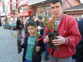 ÜCRETSİZ  ONBİN FİDAN DAĞITILDI