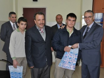 MADALYALI ÖĞRENCİLERE KUTLAMA