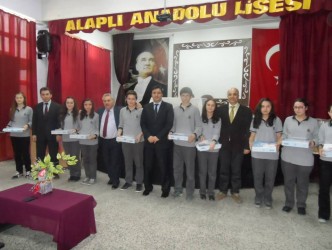TABLET BİLGİSAYARLAR ÖĞRENCİLERE DAĞITILDI